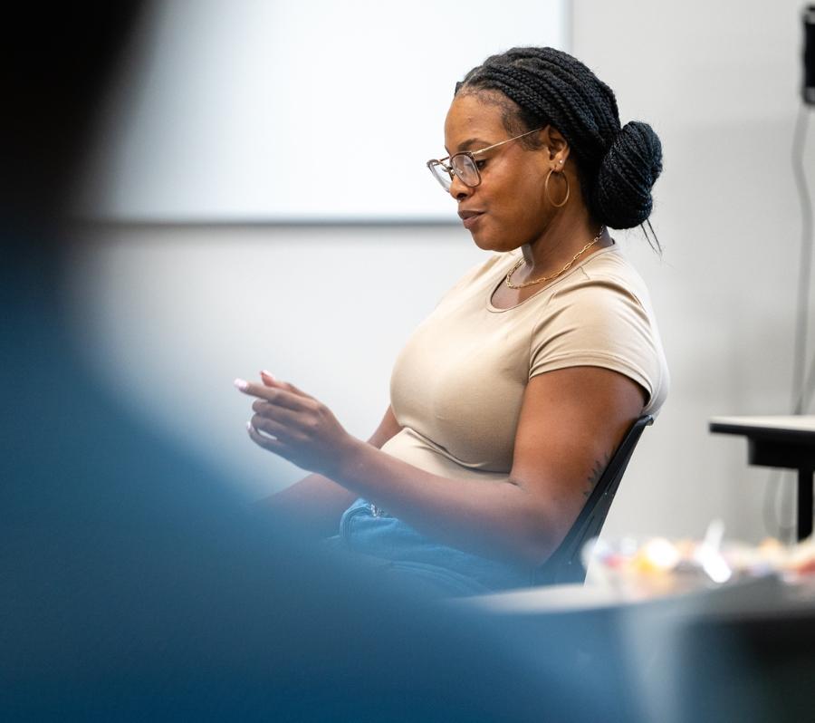 A student participating in a psychology classroom discussion