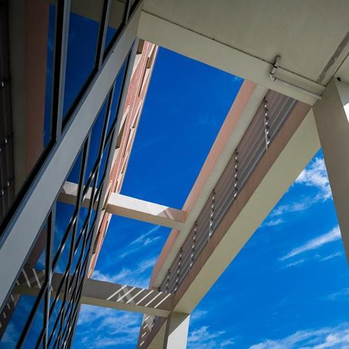 A skyward view of the Bioengineering and Sciences building