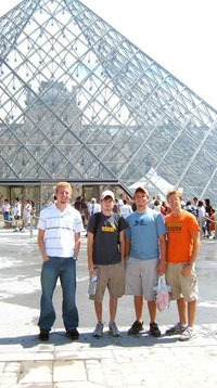 Group of students standing in front of the Louvre